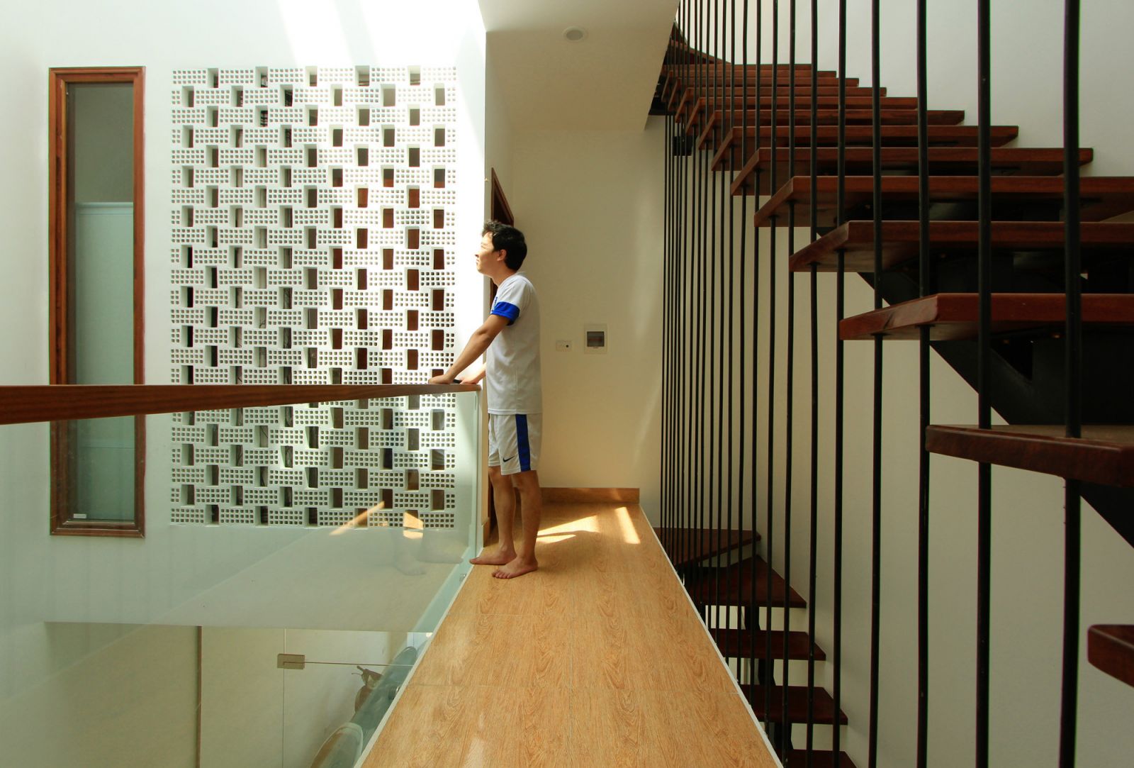 không gian cầu thang nhà lô phố 3 tầng 90 m2