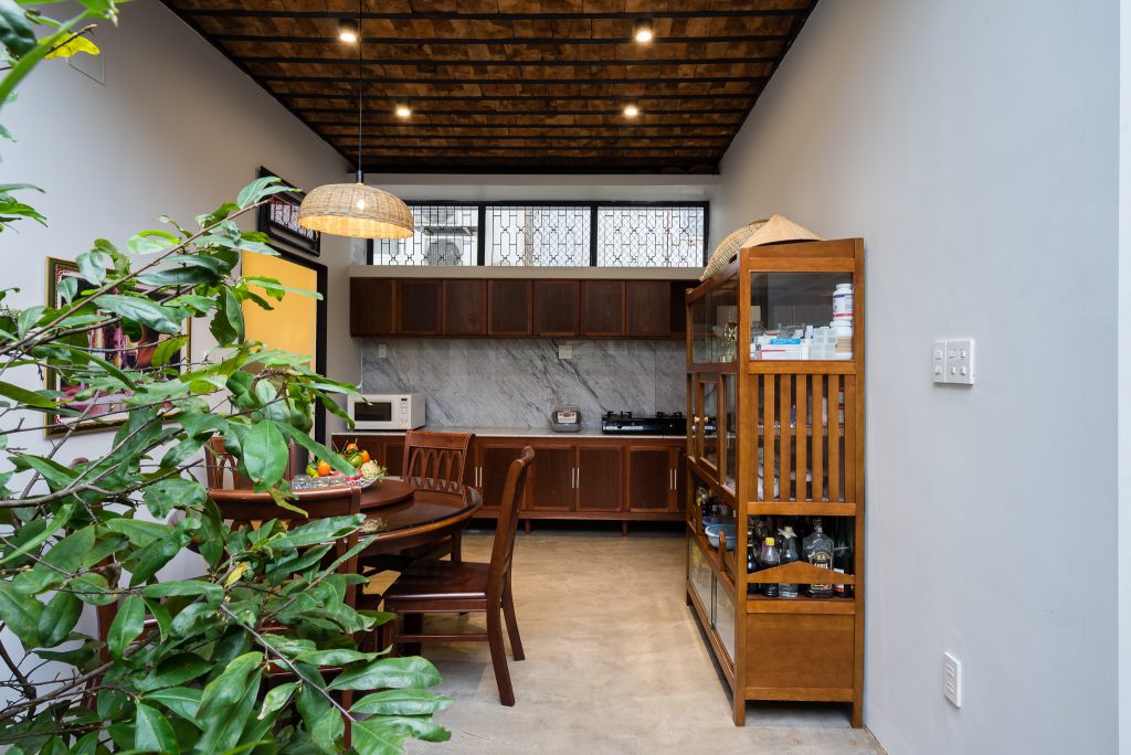 không gian bếp nhà lô phố 2 tầng 150 m2.